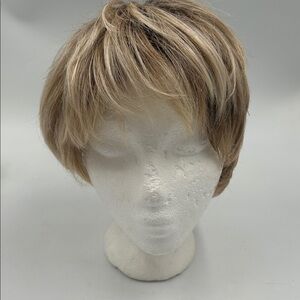 Toni Brattin Women’s Blonde Brown Hair Blend Short hairstyle Wig
